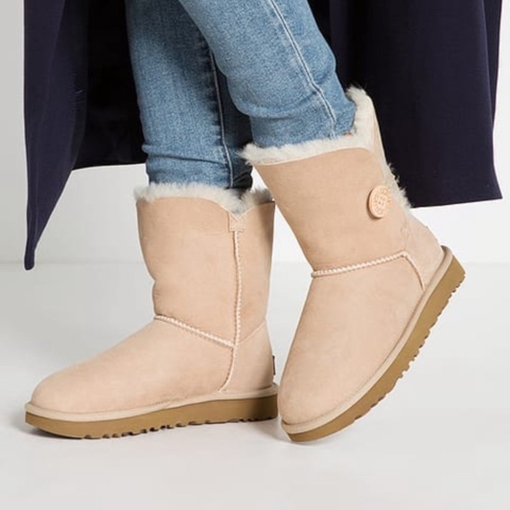 UGG BAILEY BUTTON SAND size 7